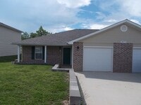 Building Photo - Cozy 2 Bedroom,  2 Bathroom Duplex!