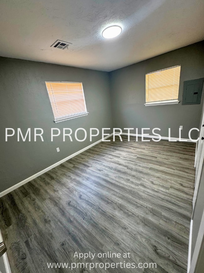 Building Photo - 3 Bedroom / 1.5 Bathroom Home