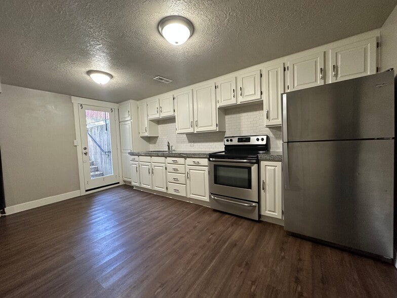 Kitchen/Entrance - 2647 S Jasper St