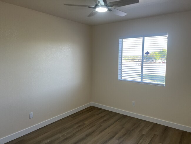Building Photo - 9130 N Safflower Ln