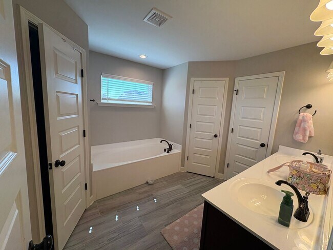 Building Photo - 3384 Shandy Rd