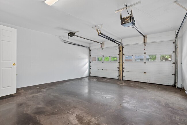 Building Photo - 5027 Creekbend Dr