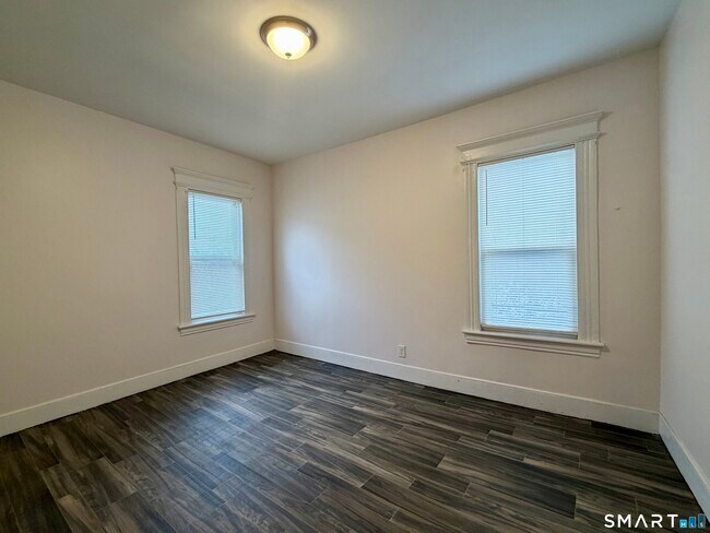 Building Photo - 424 Pembroke St