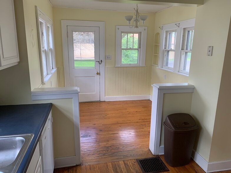 Building Photo - 296 E State St