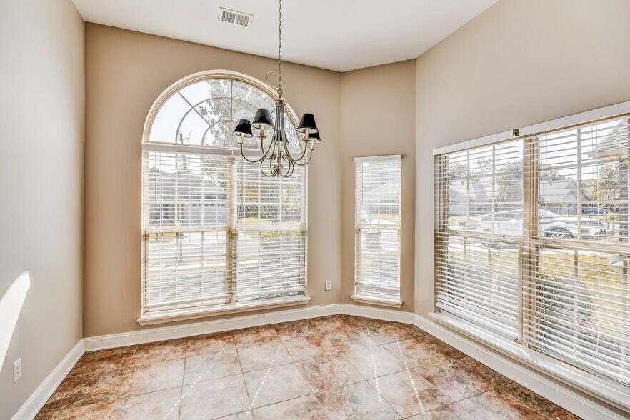 Building Photo - 2067 Edgewood Dr