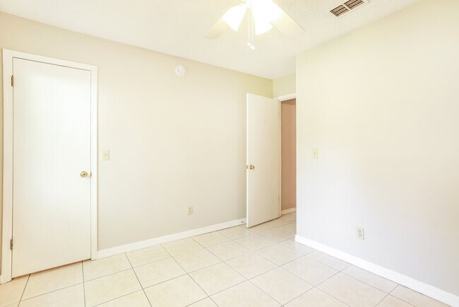 Building Photo - 2232 Alderney Ct