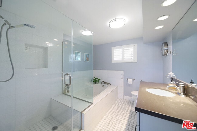 Building Photo - 2260 Los Amigos St