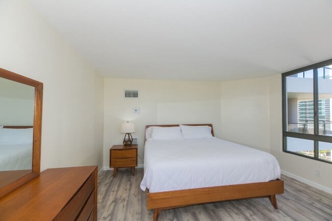 Building Photo - Canterbury Place - Fully renovated with hi...