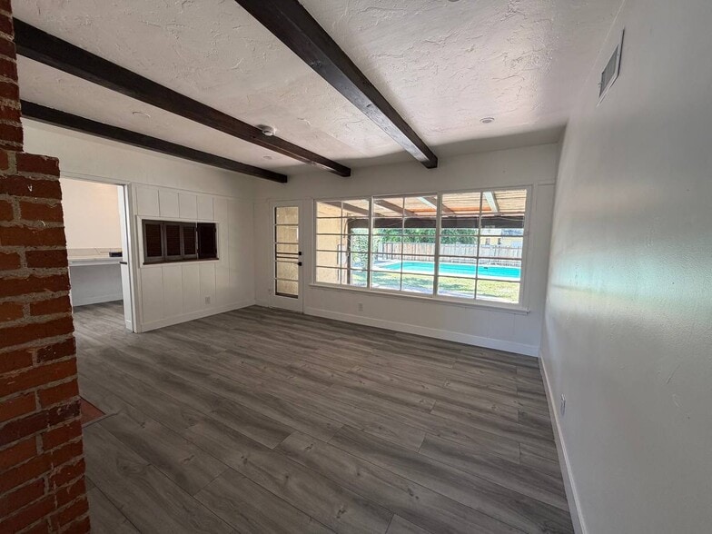 Building Photo - 13422 Oxnard St