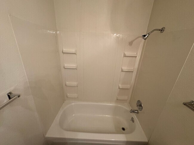 Building Photo - 1 BD, 1 BA Apartment Nestled Back on a Cul-de-Sac