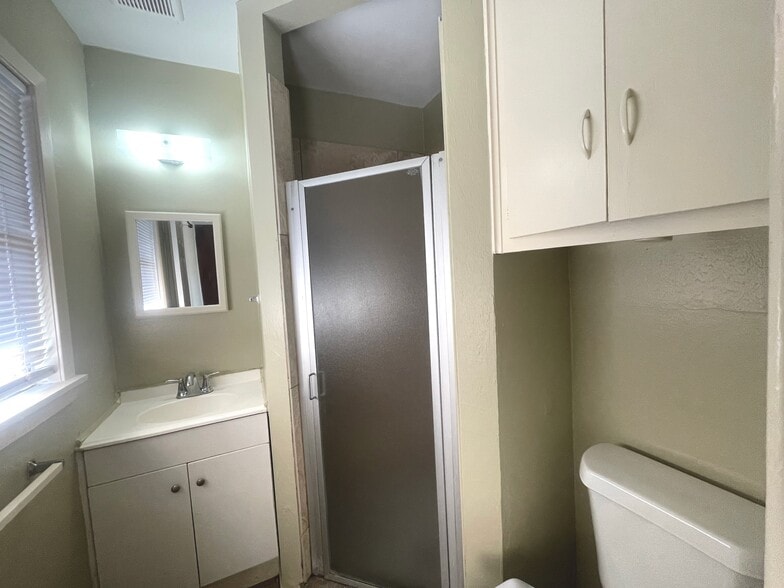 Building Photo - 7906 Pecan Villas Dr