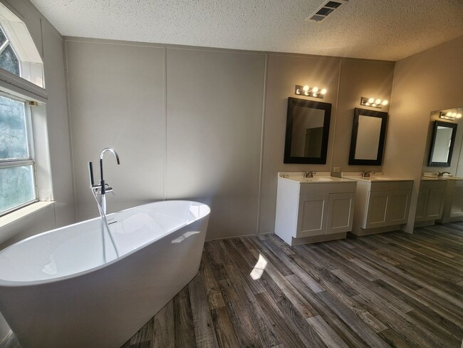 Building Photo - 3 Bed 2 Bath  FENCED land w/ Workshop 3 Miles from WEC!