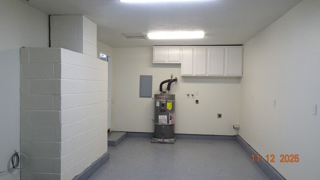 Building Photo - **AVAILABLE SOON** 3 Bedroom RANCH STYLE i...