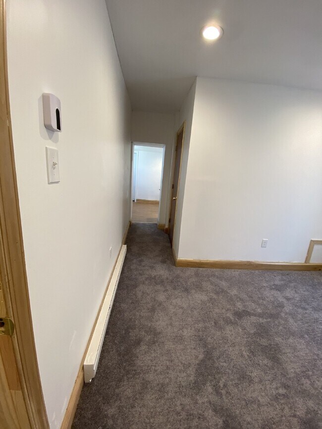 Building Photo - Renovated 1 bedroom Apartment for Rent
