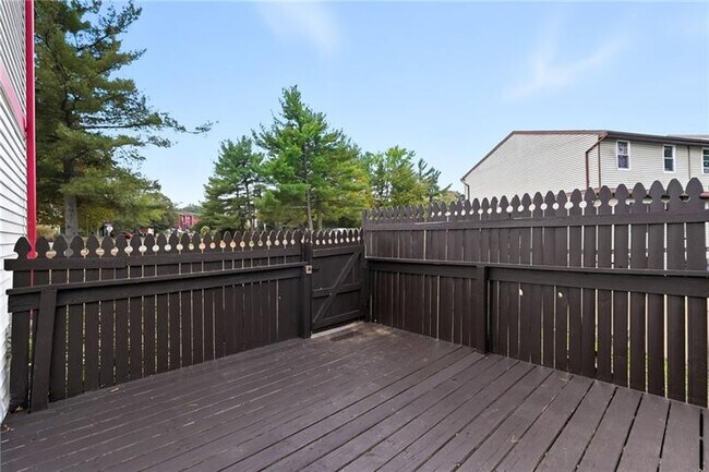 Building Photo - 222 Parkwood Dr