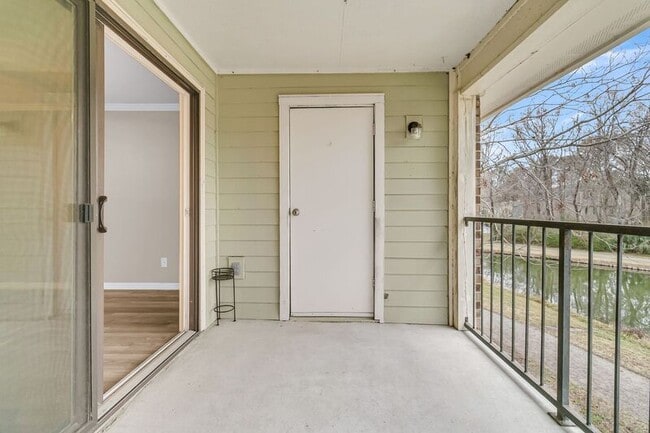 Building Photo - 1850 Montclair Dr