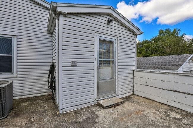 Building Photo - Adorable 4 bedroom | 2 bathroom | 2 car ga...