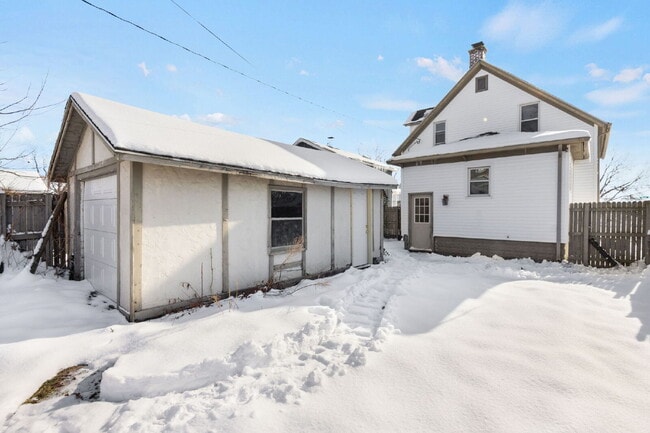 Building Photo - NOW AVAILABLE.  Fully remodeled...