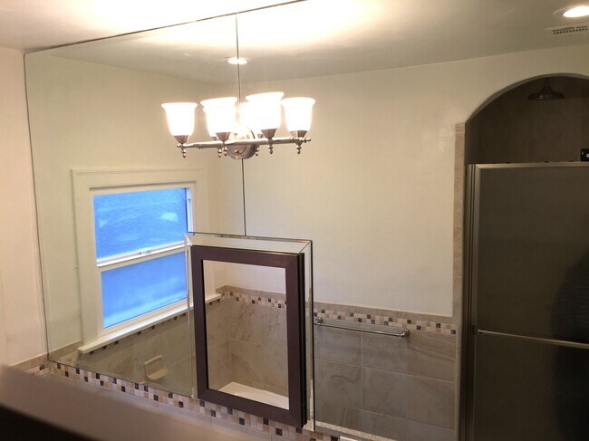 Building Photo - 1106 S Doheny Dr