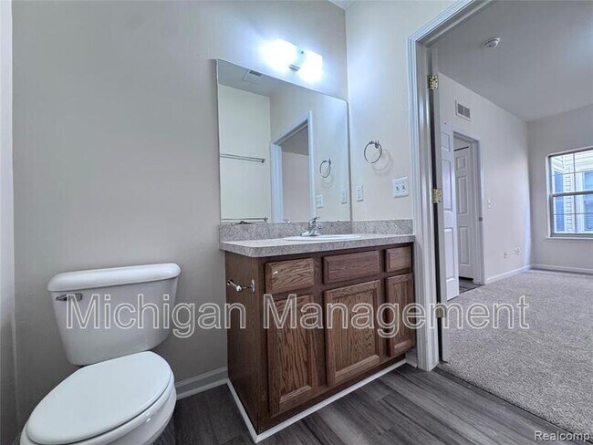 Building Photo - 488 Village Dr