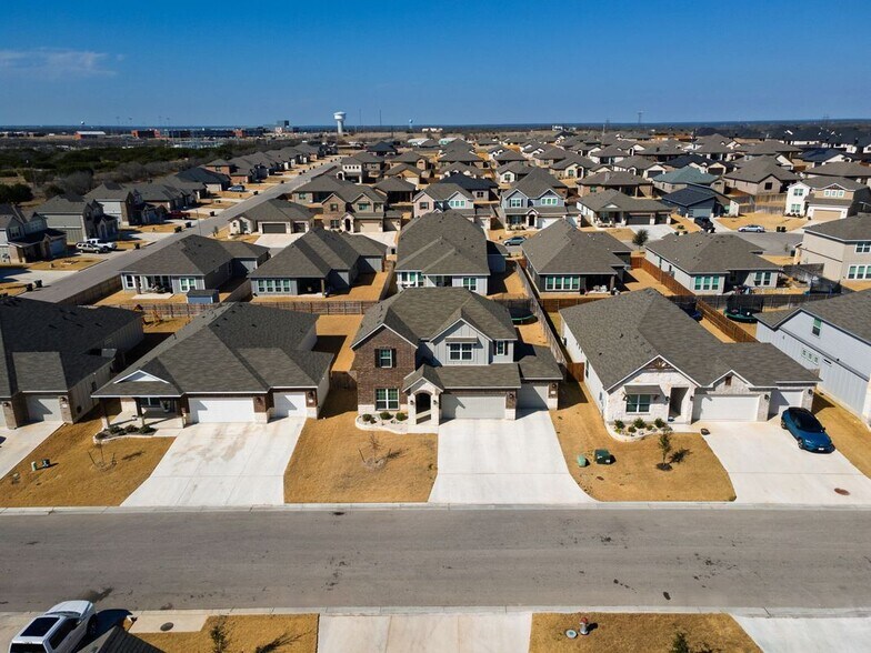 Building Photo - 2011 Cutleaf Dr