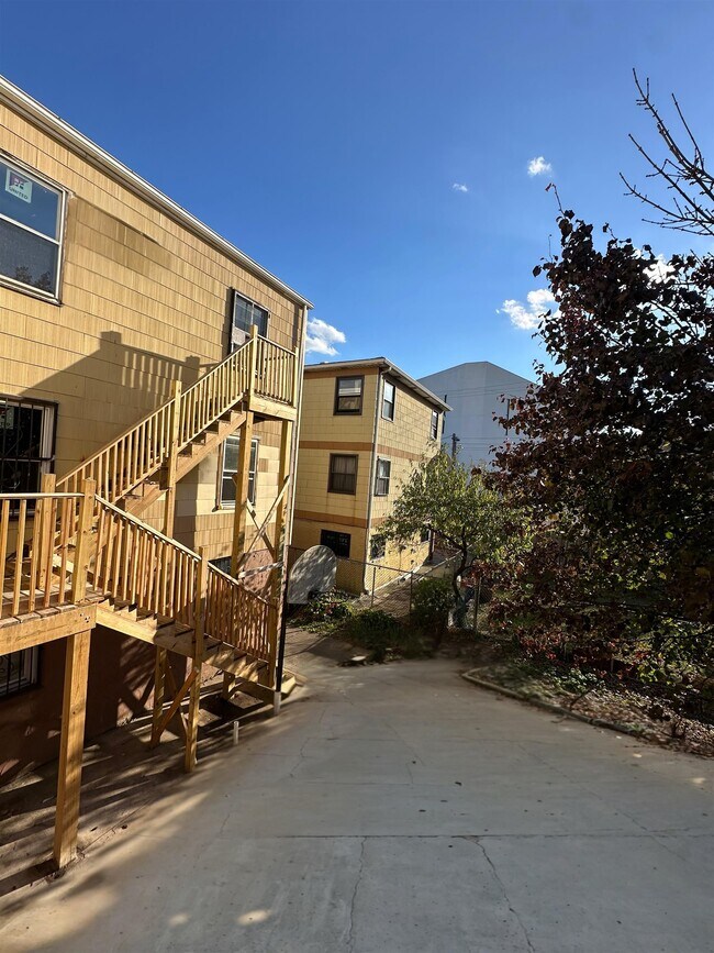 Building Photo - 367 Mercer Loop