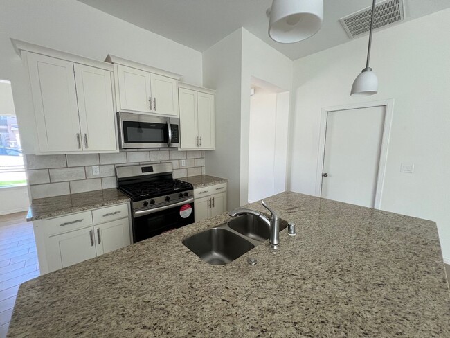 Building Photo - Stunning 3 bedroom, 3 bathroom home locate...