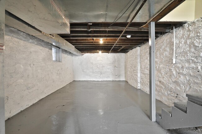 Building Photo - 127 E Hudson St
