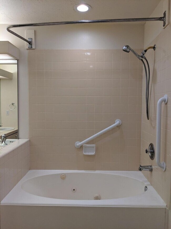 Building Photo - La Mirage 1 bedroom Condo