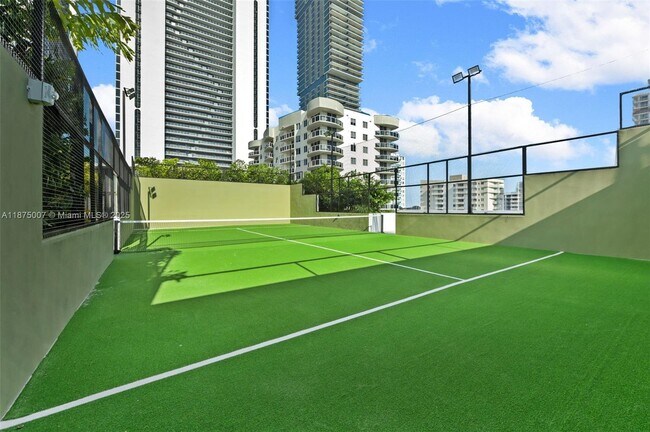 Building Photo - 700 NE 24th St