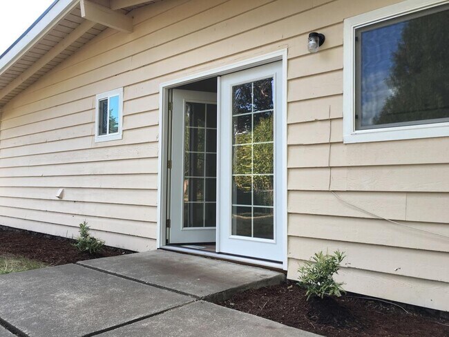Building Photo - Sweet and Charming Rambler Available April...