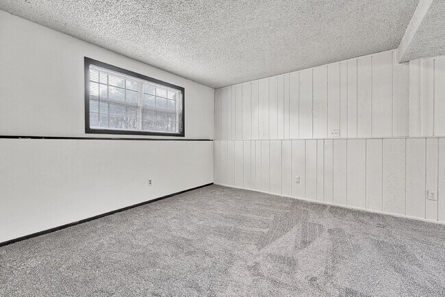 Building Photo - $2,495 - 3 Bed, 2 Bath Home in Aurora with...