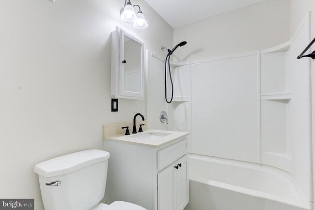 Building Photo - 121 Cabbel Dr