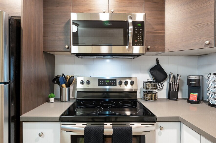 Building Photo - 10215 SE 6th St