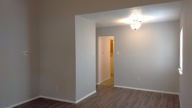 Building Photo - 1620 W Braker Ln