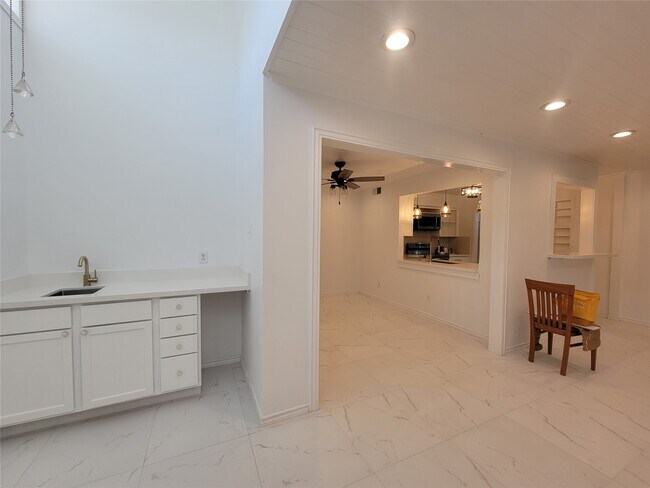 Building Photo - 1808 Saxony Ln