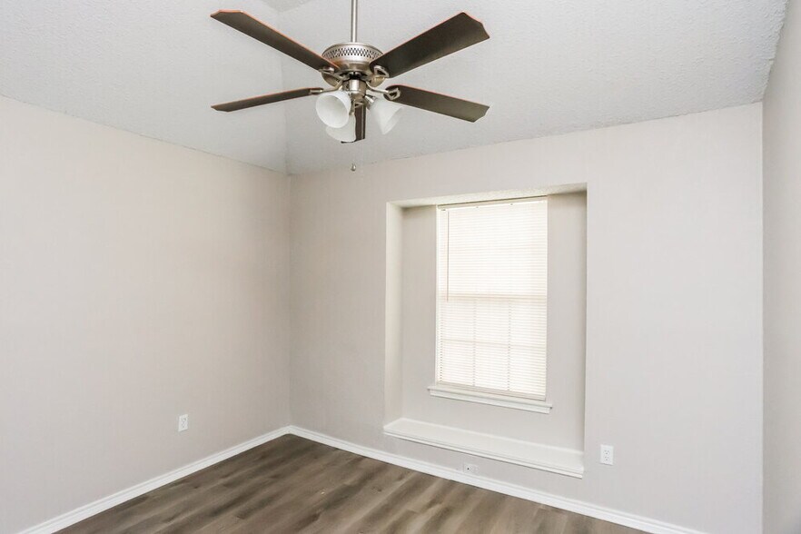 Building Photo - 2221 Collier Ct