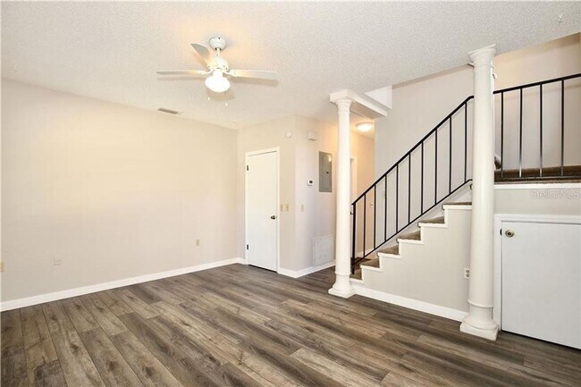 Building Photo - Just Listed!   Updated 2 Bedroom Townhome located in Downtown Orlando