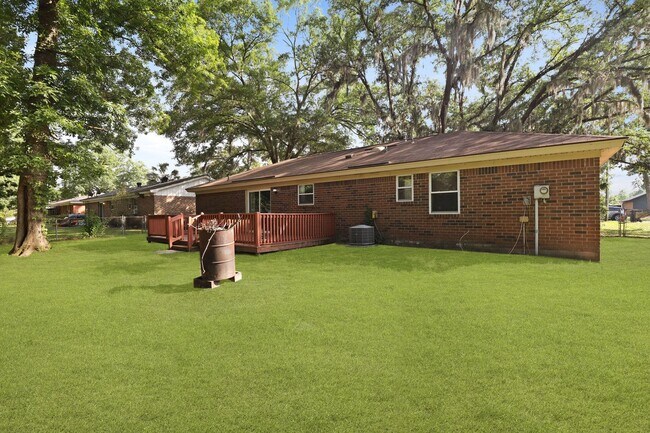 Building Photo - Settle Into Comfort in This Charming 3-Bedroom Home in Larchmont Estates