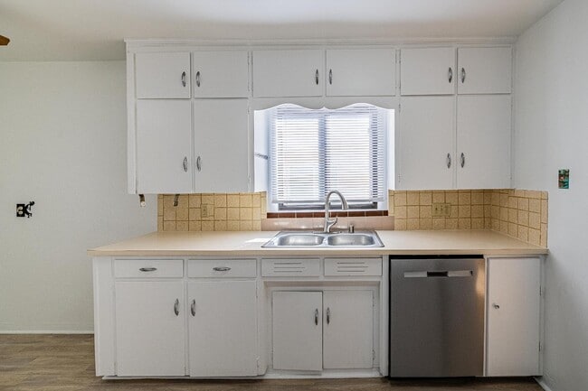 Building Photo - 624 Adams St NE