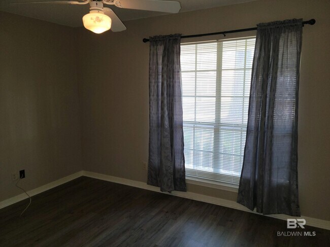 Building Photo - 459 Ridgewood Dr