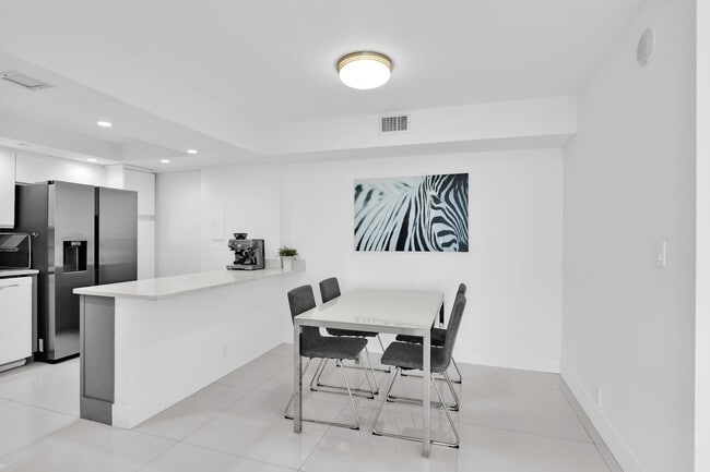 Building Photo - 1000 NE Quayside Terrace