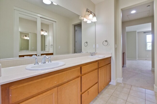 Building Photo - Excellent 4 Bed 2.5 Bath Town Home!