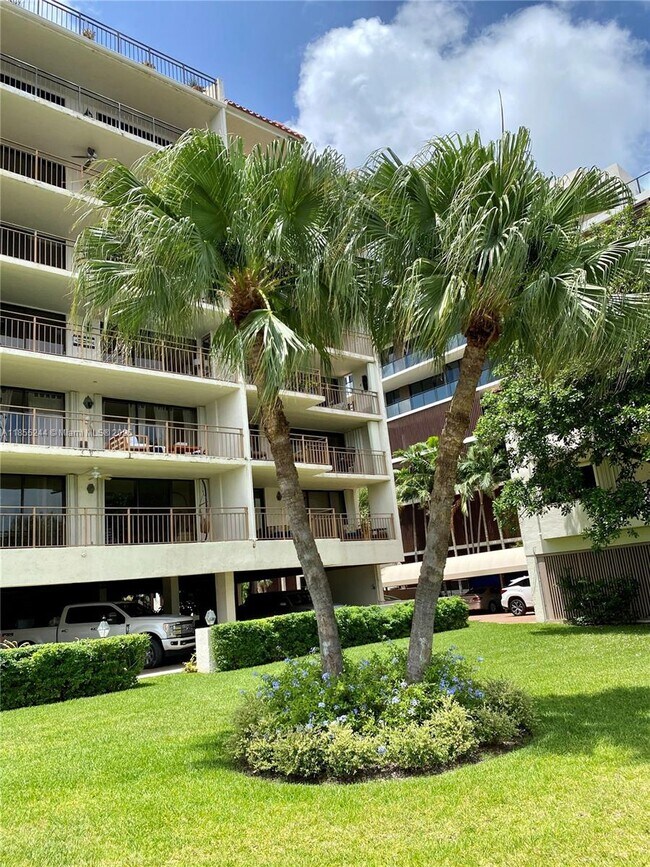 Building Photo - 1632 S Bayshore Ct