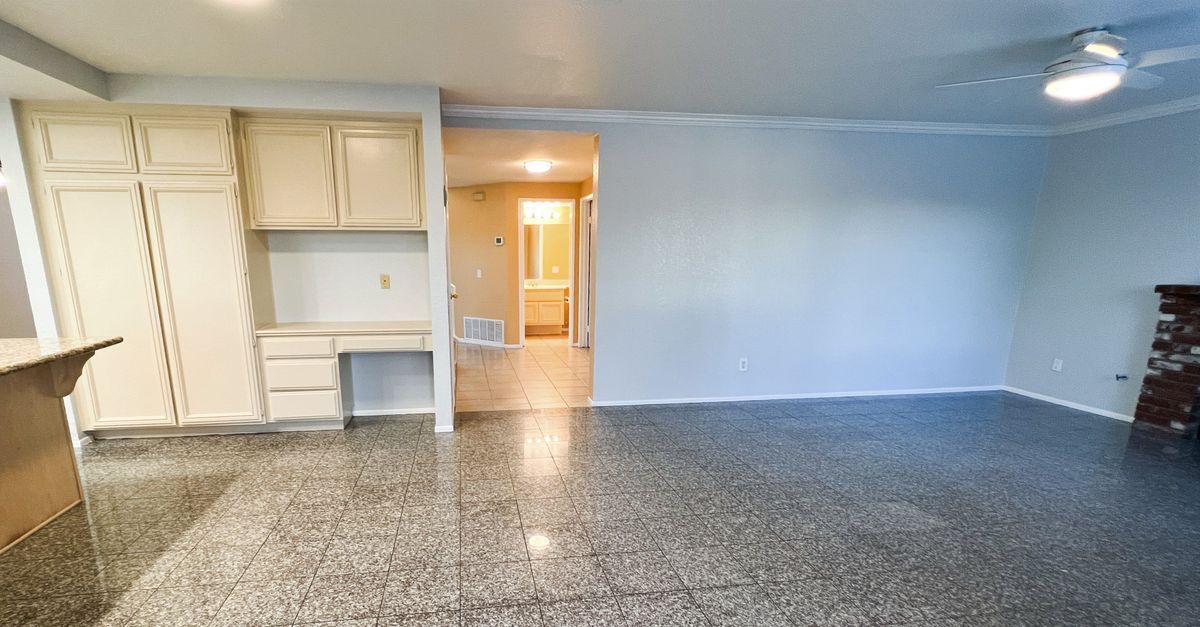 Building Photo - 8558 Sandhill Dr