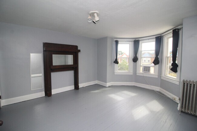 Building Photo - 2026/2027 JHU Off-campus Large 5bd/2.5ba home w/ Parking Spot! Available 6/9/26