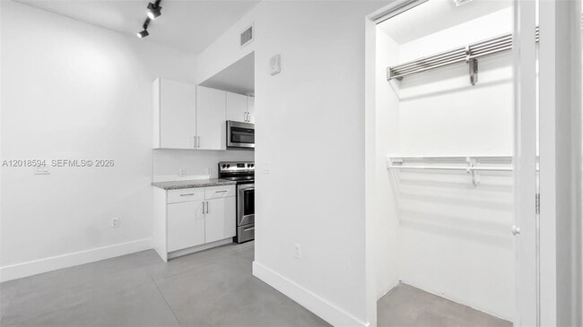 Building Photo - 1536 NW 15th Ave
