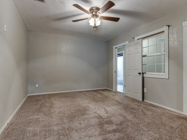 Building Photo - 1131 S Miles Ave