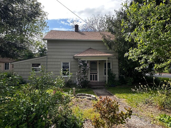 Primary Photo - 3 Bedroom 2 Bath Single Family house with ...