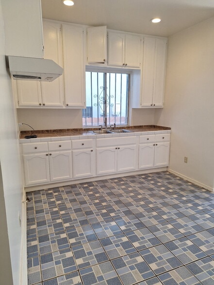 Building Photo - 1280 W 38th St